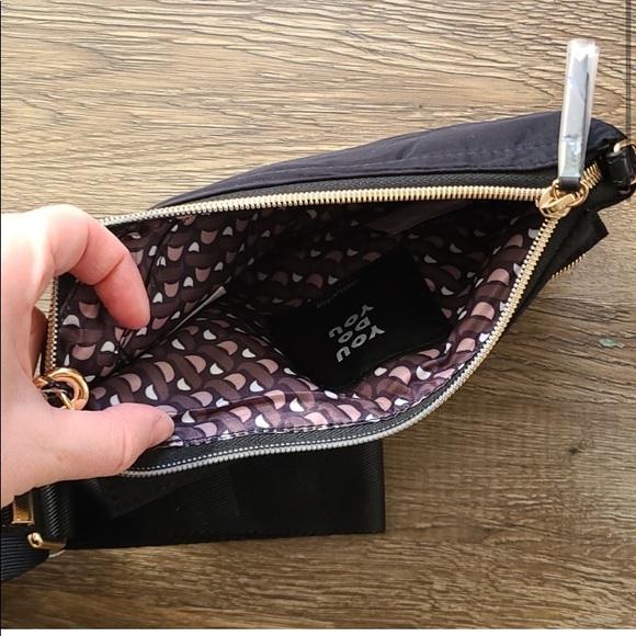 :: Stella & Dot 4-in-1 Zip-it Convertible Crossbody/Belt/Fanny Bag Black & Gold - Picture 5 of 11